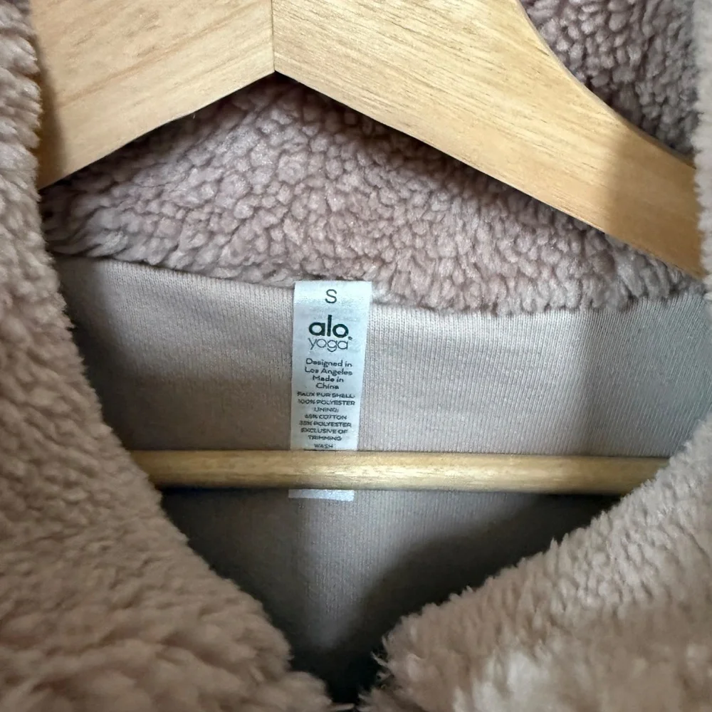 ALO Yoga Varsity Sherpa Small Jacket - Picture 4 of 8